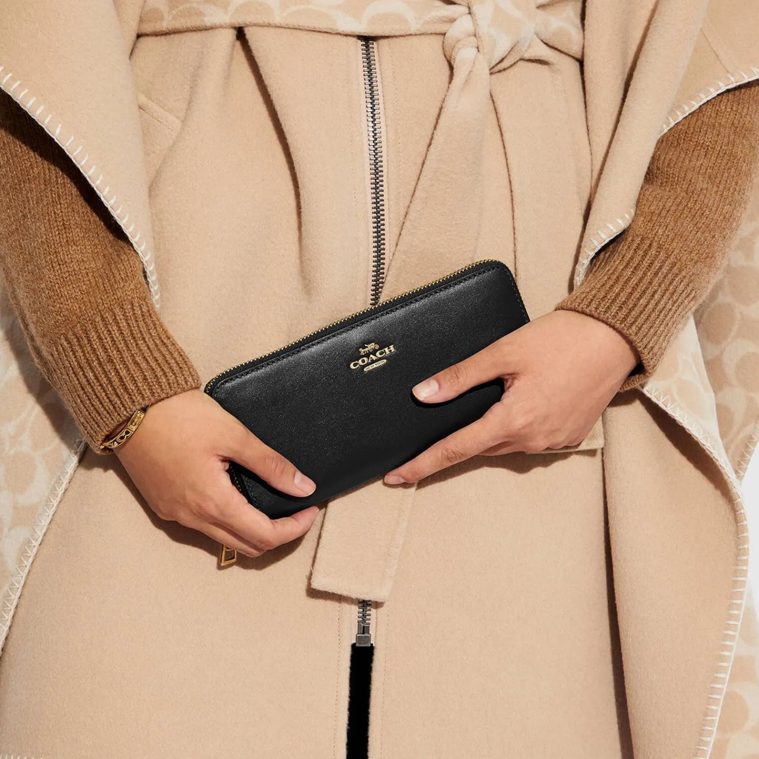 Purses And Cardholders*Coach Women's Signature Zip Wallet - Gold/Black